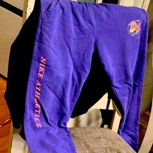 I’m selling a pair of Nike joggers in XL juniors girls